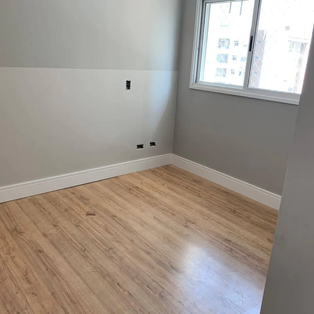 Quarto com piso laminado e pintura nova